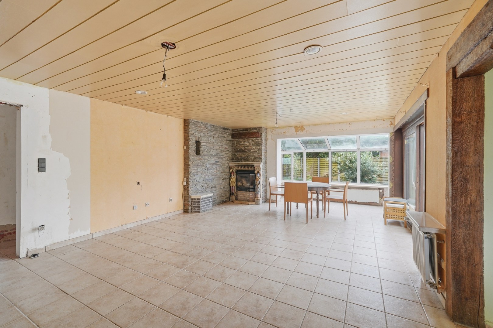 Vrijstaande bungalow met veel potentieel langs het water in hartje Oudenburg 