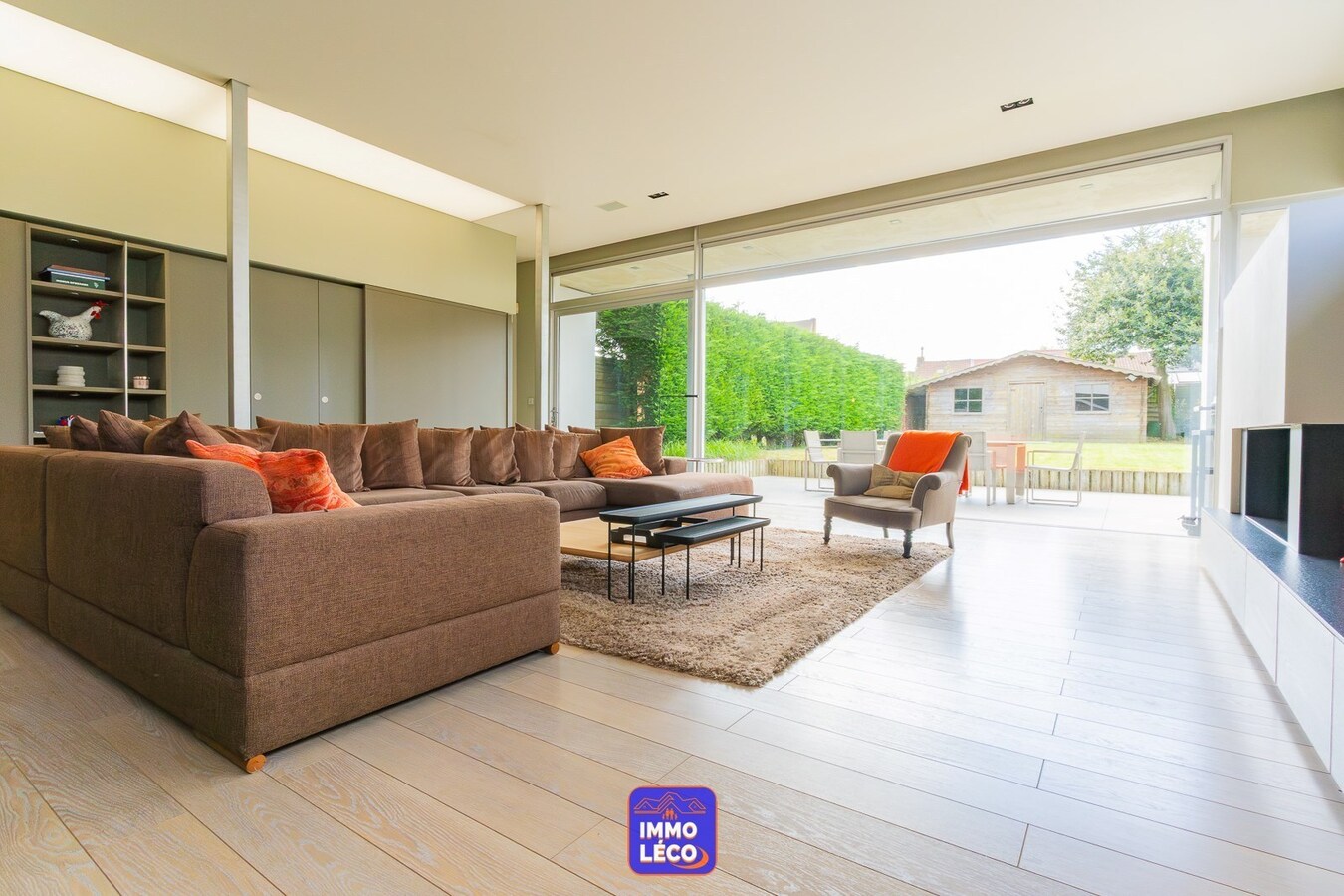 Maison moderne (surface habitable de 486m²), double garage et jardin, en plein centre-ville ! COUP DE COEUR ! 