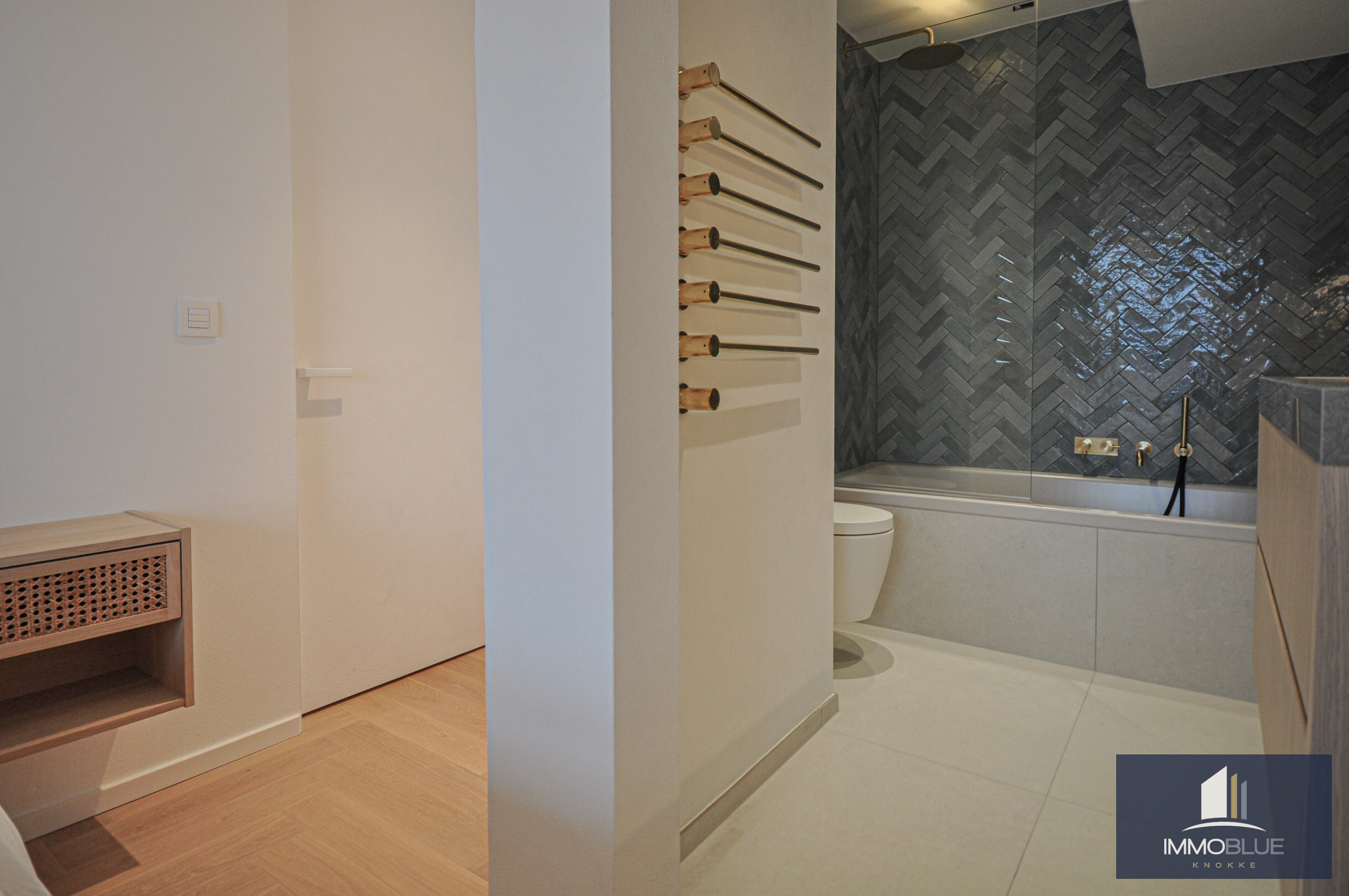 Appartement entièrement rénové et lumineux avec une vue dégagée magnifique, situé dans une résidence de standing. 