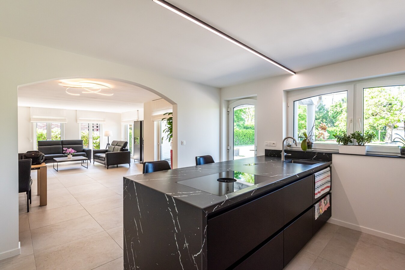 Stijlvol gerenoveerde woning in residentiële wijk op 1254 m² 