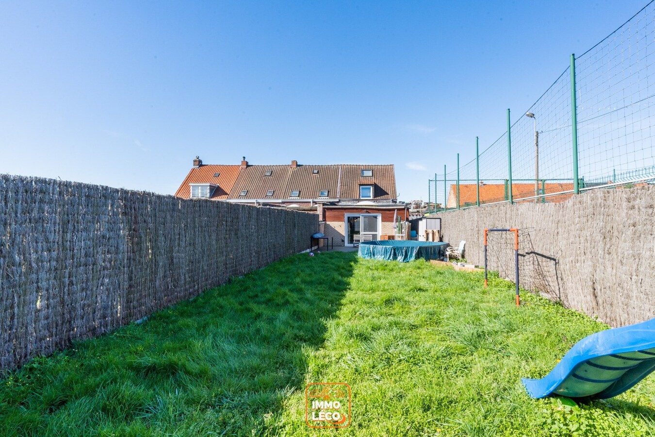 Superbe maison rénovée  3 façades avec passage latéral, 3 chambres, 2 salles de bains, jardin, COUP DE CŒUR !! 