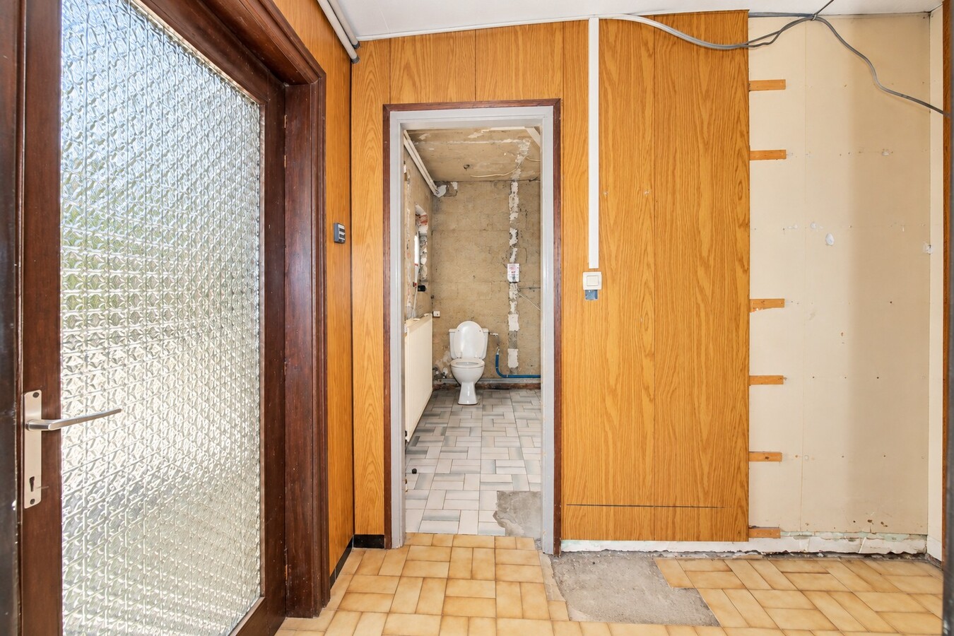 Te koop: Rustig gelegen halfopen bebouwing met 4 slaapkamers, 4 garages en ruime tuin in Sint-Niklaas 