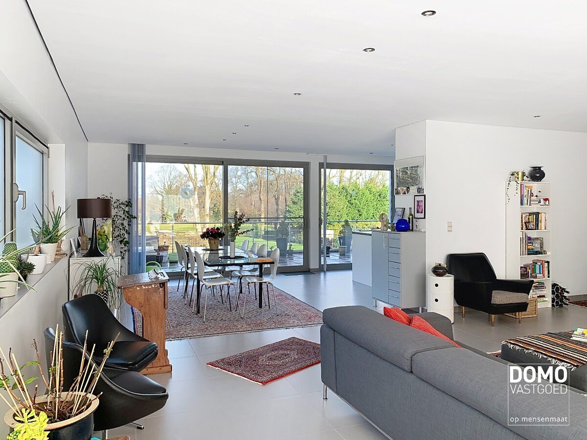 COMMERCIEEL PAND MET RUIM APPARTEMENT OP ZICHTBARE LOCATIE IN HERK-DE-STAD 