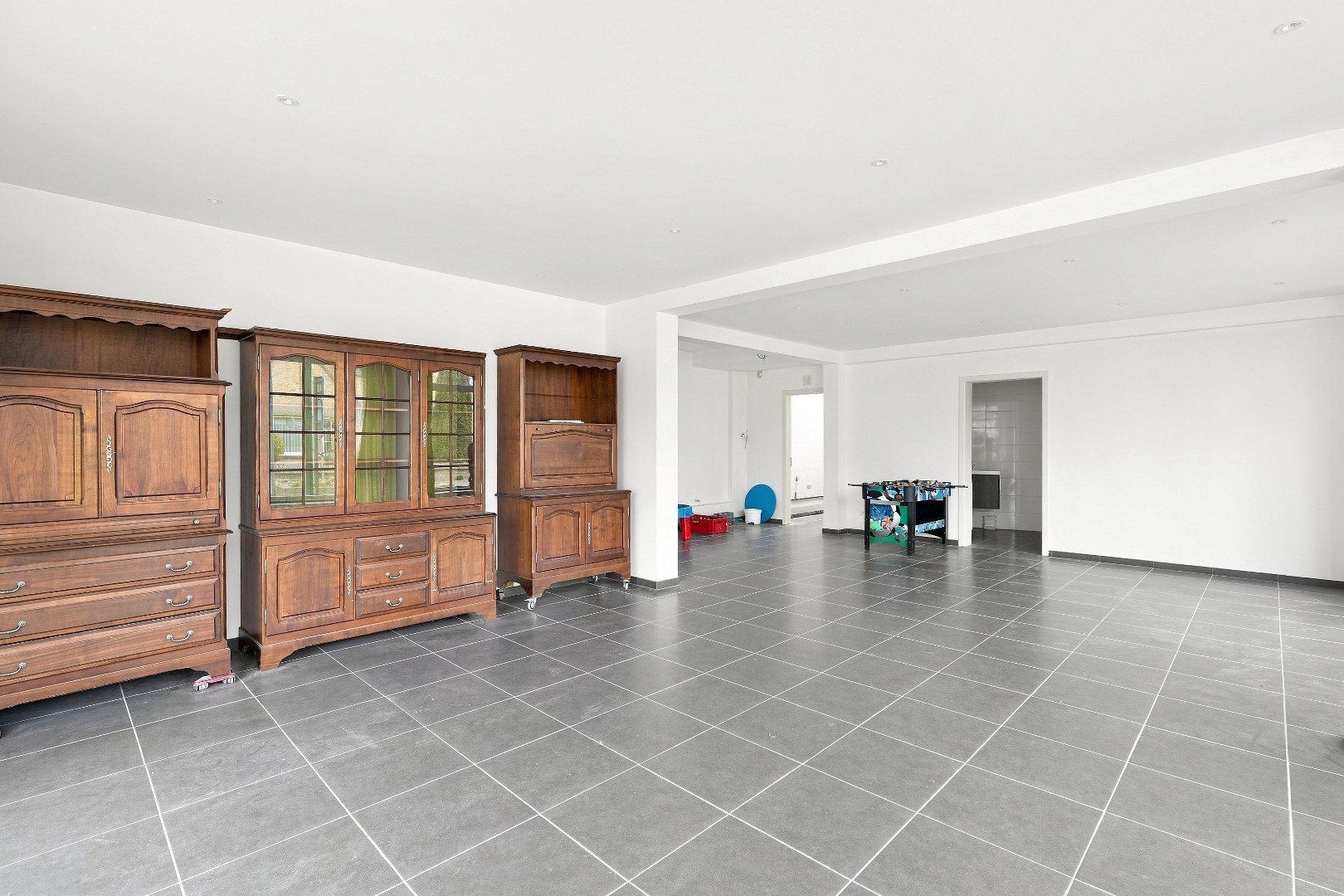 Ruime hoekwoning met 3 woonunits in het centrum van De Panne. 