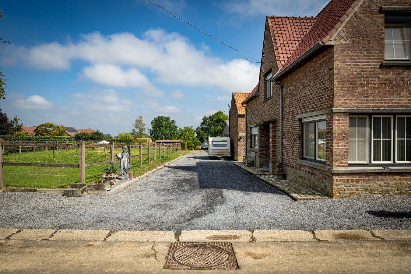 Ruime woning met buitenpiste en kleine binnenpiste op ca. 1,03ha te Hoeselt 
