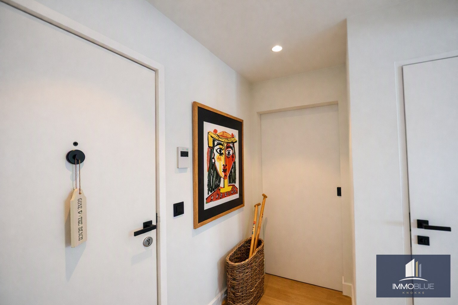 Stijlvol hoekappartement met tijdloze elegantie en een open zicht op de Kustlaan. 