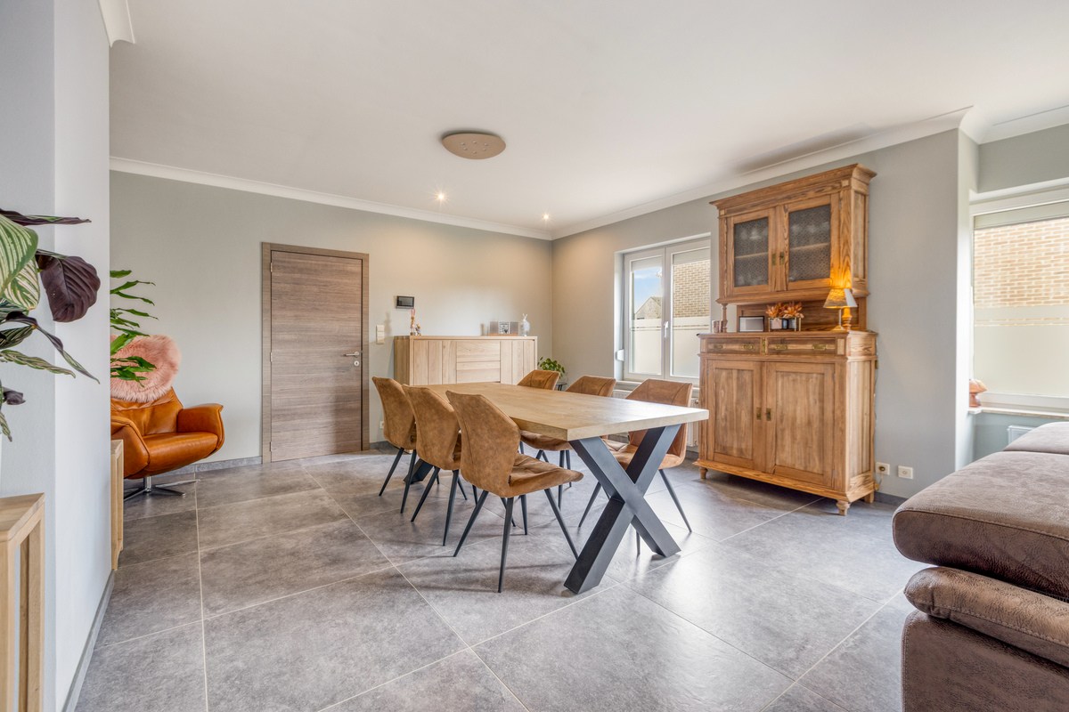 Instapklare villa met 3 slaapkamers, kantoor en garages 