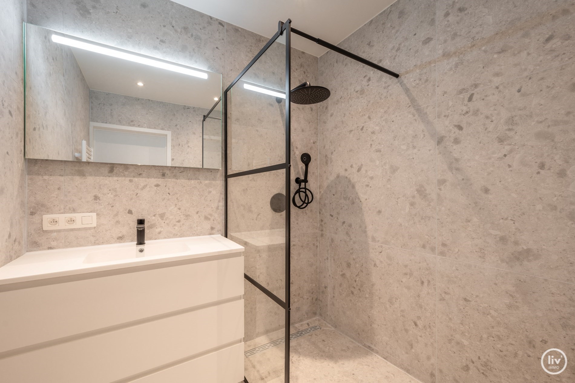 Nieuwbouw duplex in volledig gerenoveerd gebouw van 2021, centraal gelegen nabij Duinenwater, waardoor alle winkels en openbaar vervoer bereikbaar zijn op wandelafstand. 