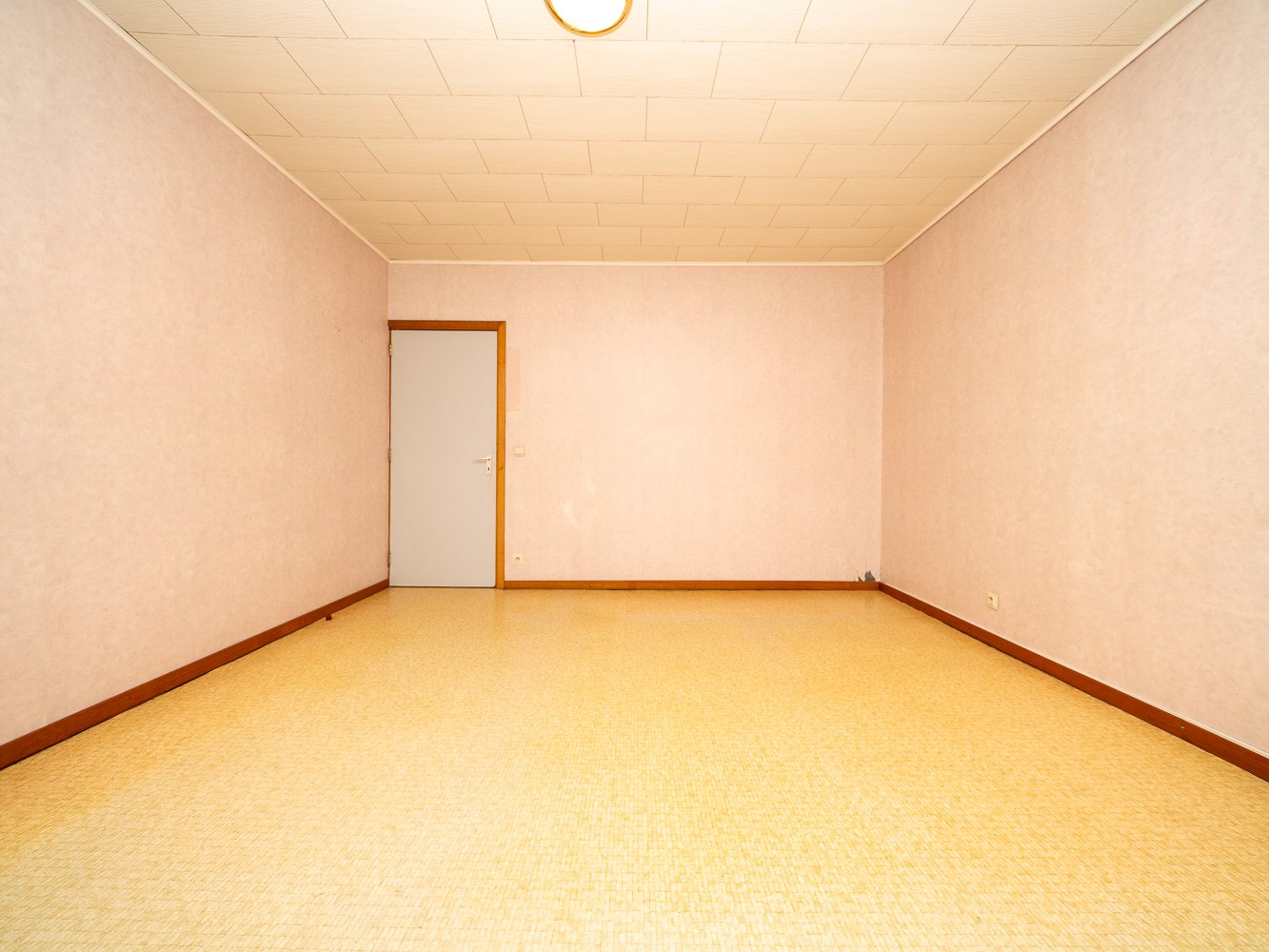 Ruime woning met 5 kamers (mogelijk) en open zicht 