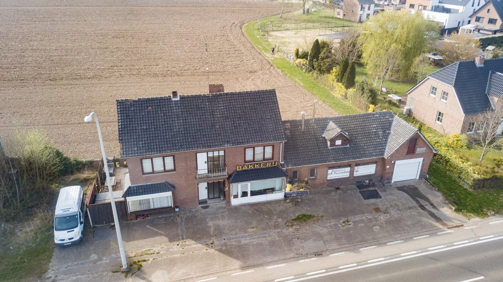Ruime woning met 4 slaapkamers en hobbyruimte/winkel. 