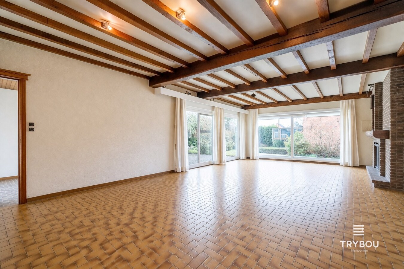 Ruime woning met winkelruimte, loods (optioneel) en garage 