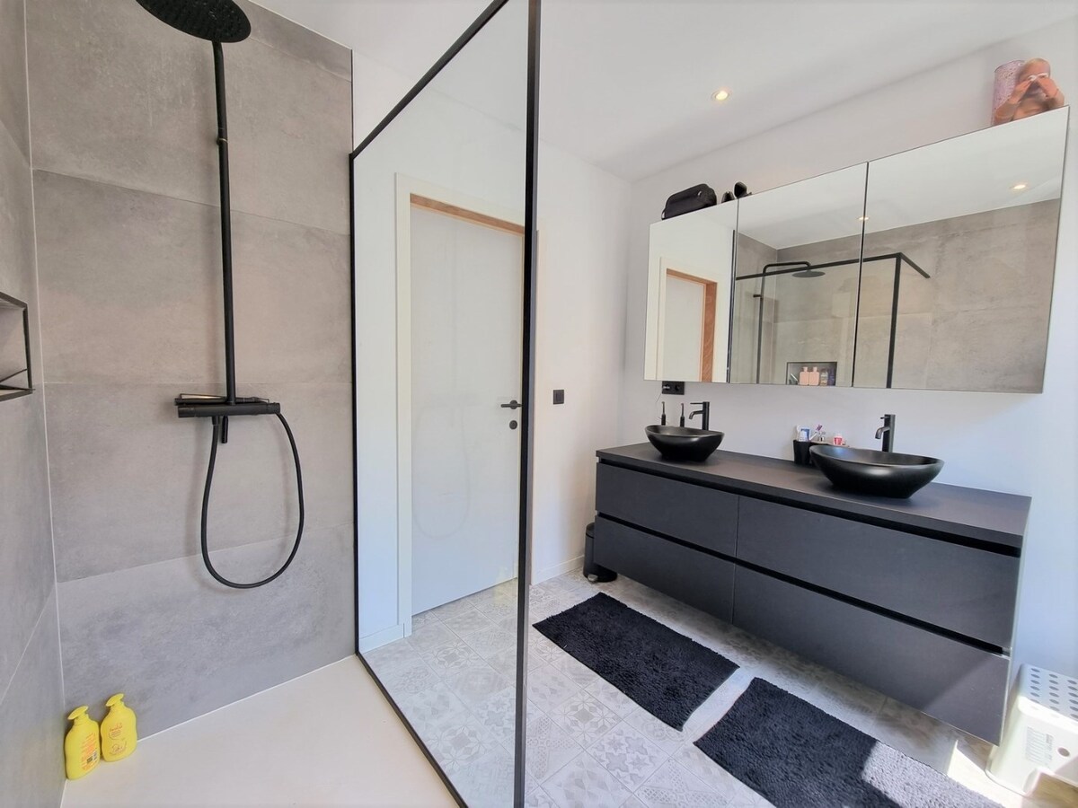 Knap gerenoveerde gezinswoning vlakbij het strand te Heist 