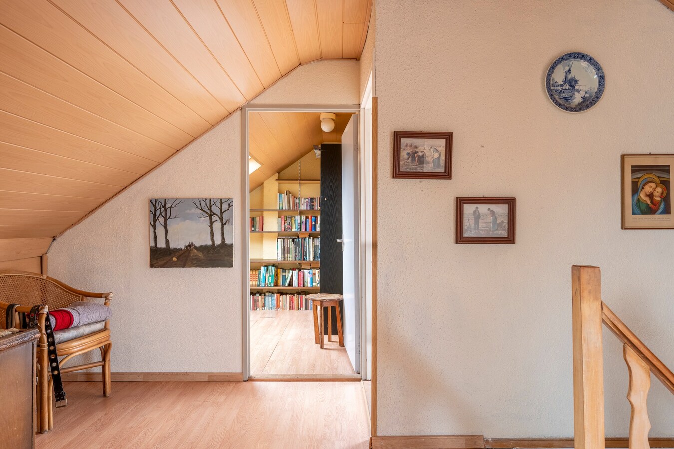 Ruime vrijstaande woning gelegen op een groot perceel nabij de Nederlandse grens. 