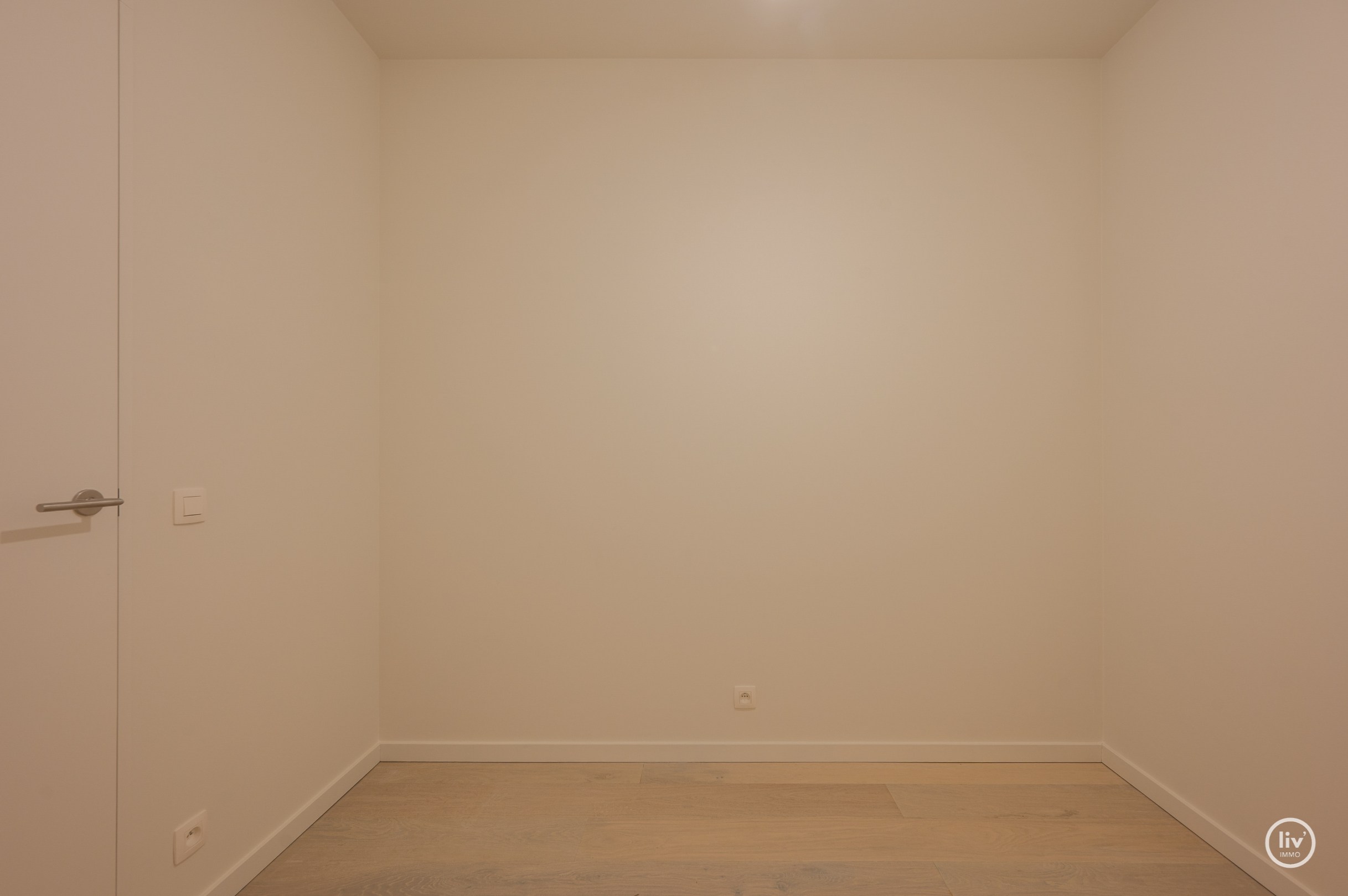 Centraal gelegen 2-kamer appartement te Res. Hoost met ruim terras genietend van zijdelings zeezicht! 