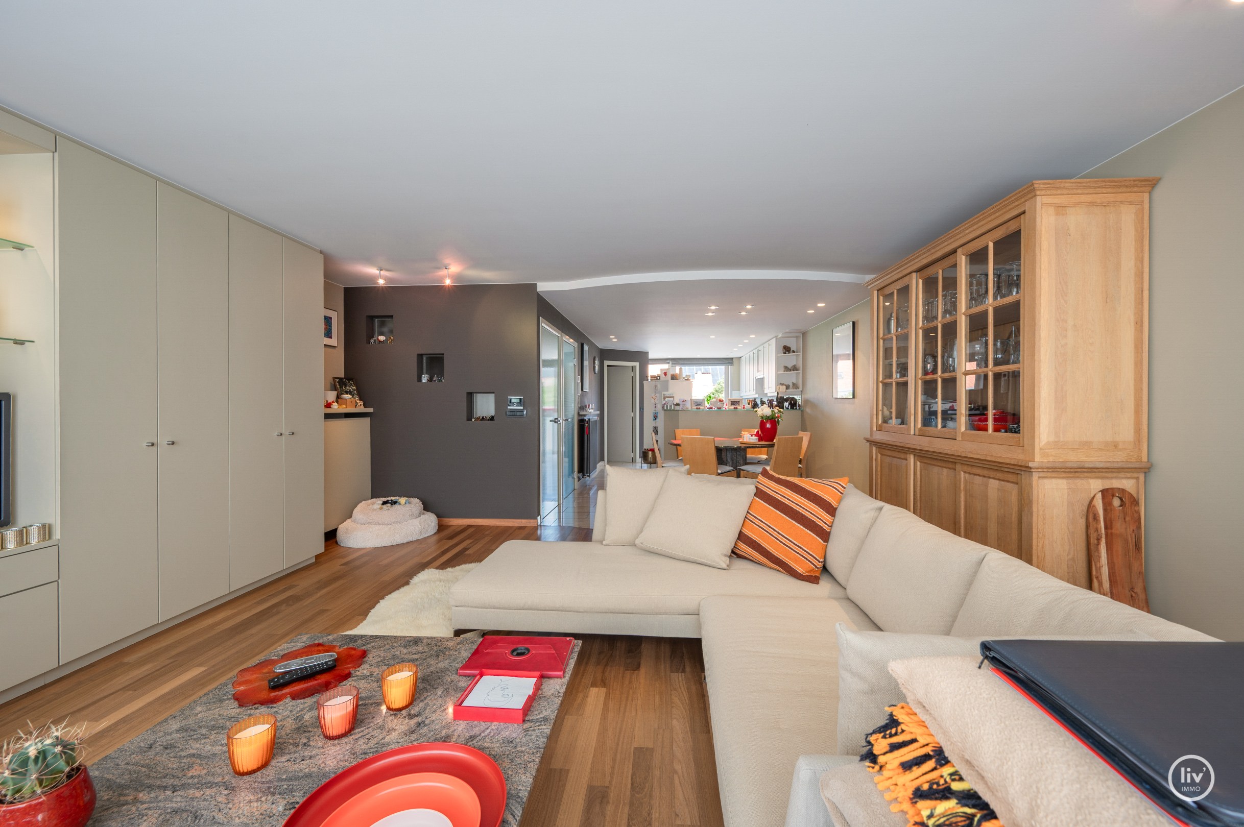 Fraaie bel-étage woning in het centrum van Knokke met Schoonheidssalon op het gelijkvloers. 