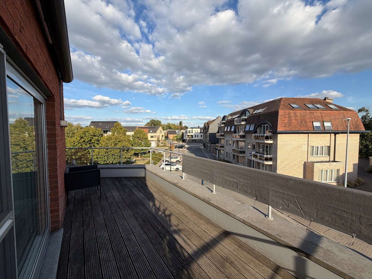 Ruim en lichtrijk dakappartement te Asper. 