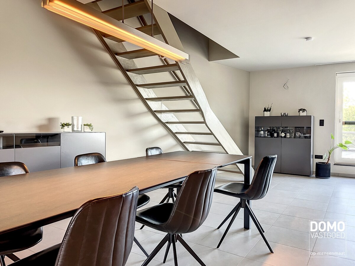 Luxe duplex appartement met terras, garage en 2 slaapkamers in Beverst - Volledig bemeubeld. 