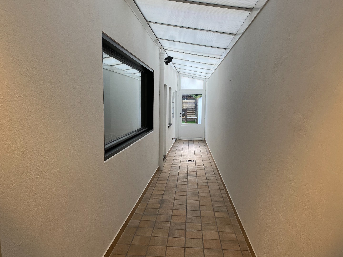 Verrassend ruime en gerenoveerde stadswoning met garage en uitweg! 
