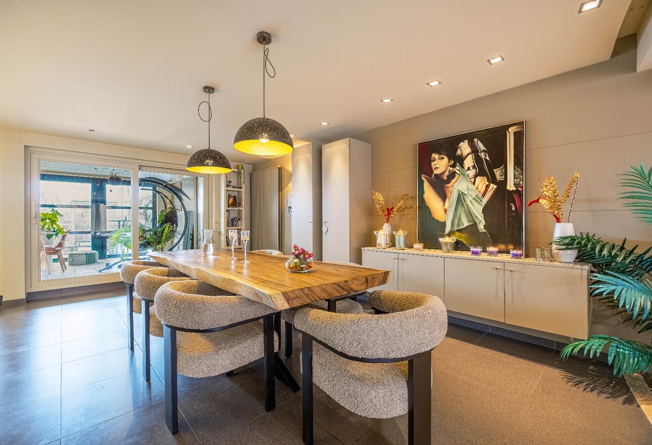 Ruime en veelzijdige bel-étagewoning met 5 slaapkamers, zuidgerichte terrassen en studio/praktijkruimte nabij de zeedijk. 