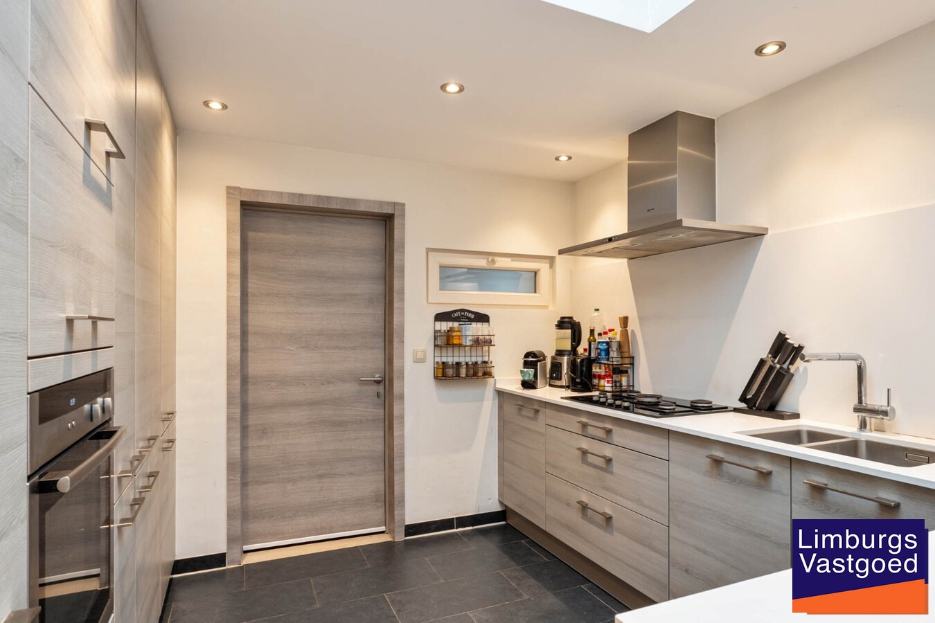 Stadswoning met 4 slpk, zuidgerichte tuin en garage, nabij kleine ring, station en Vredespark 