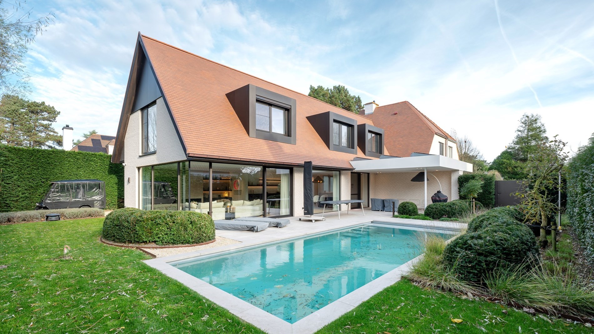 Prachtig vernieuwde villa rustig gelegen tussen Knokke centrum en Het Zoute met een perfecte Zuid-West oriëntatie. 