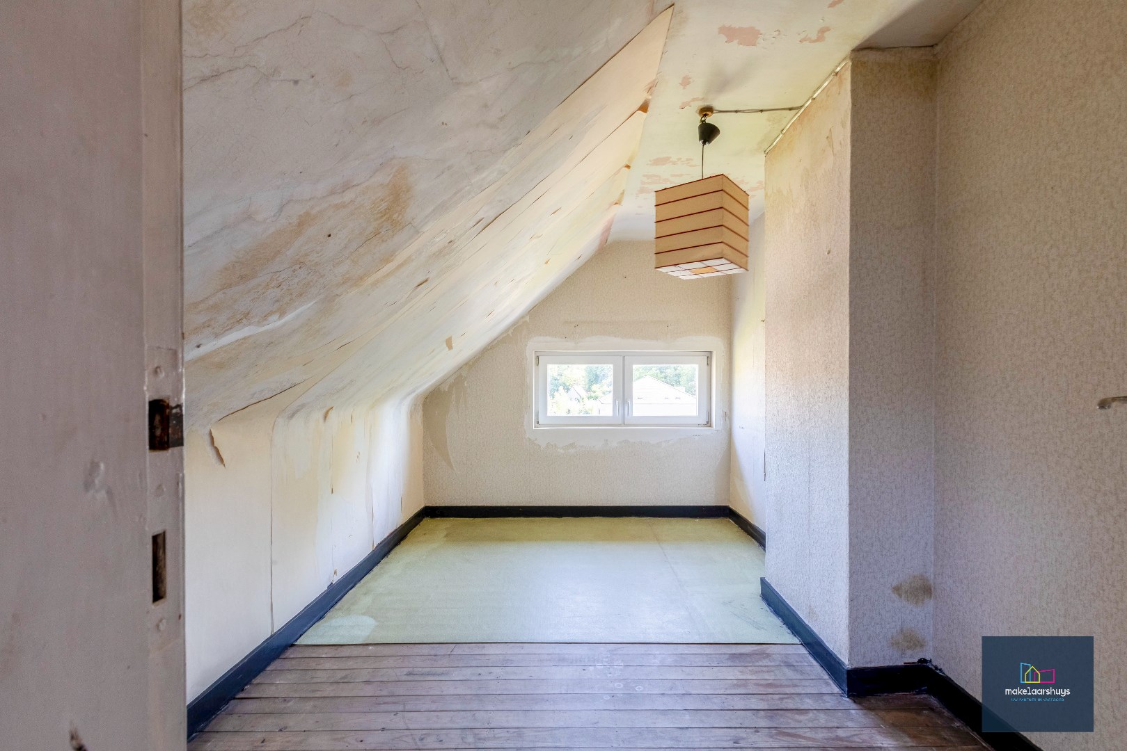 VERKOCHT !!! Residentieel gelegen  te renoveren halfopen bebouwing met tuin 