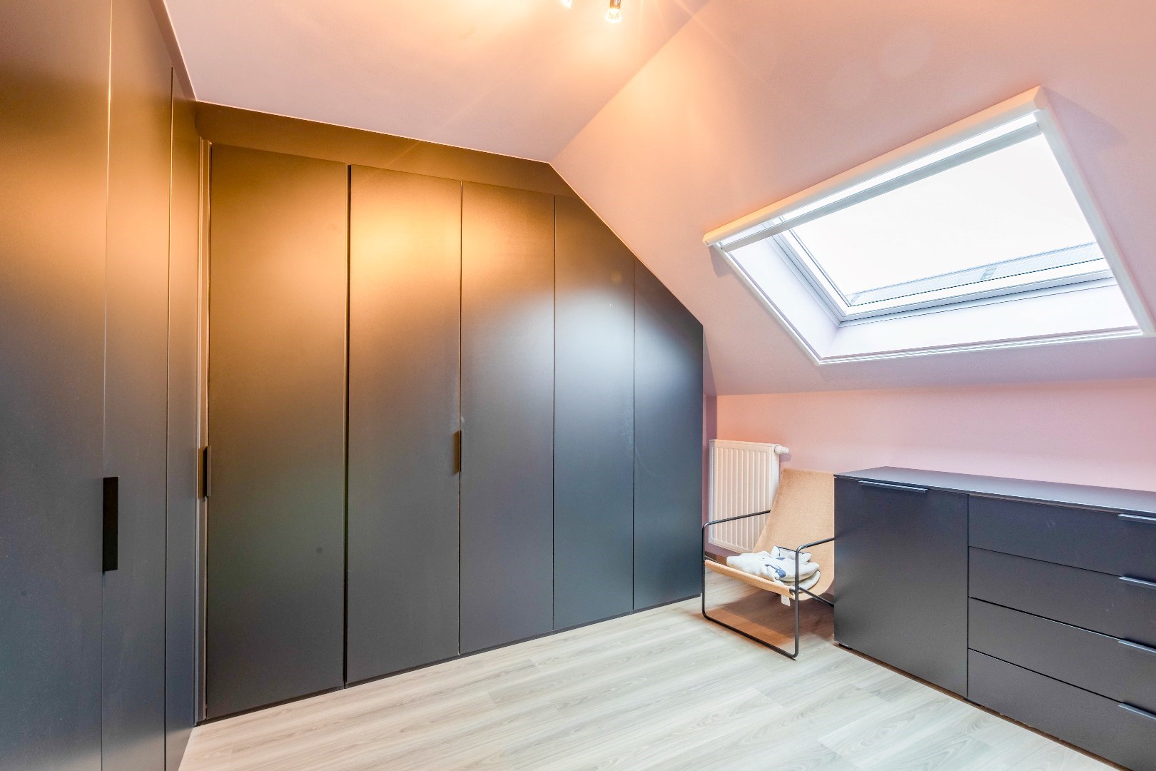 Instapklare  energiezuinige woning met tuin en parking 