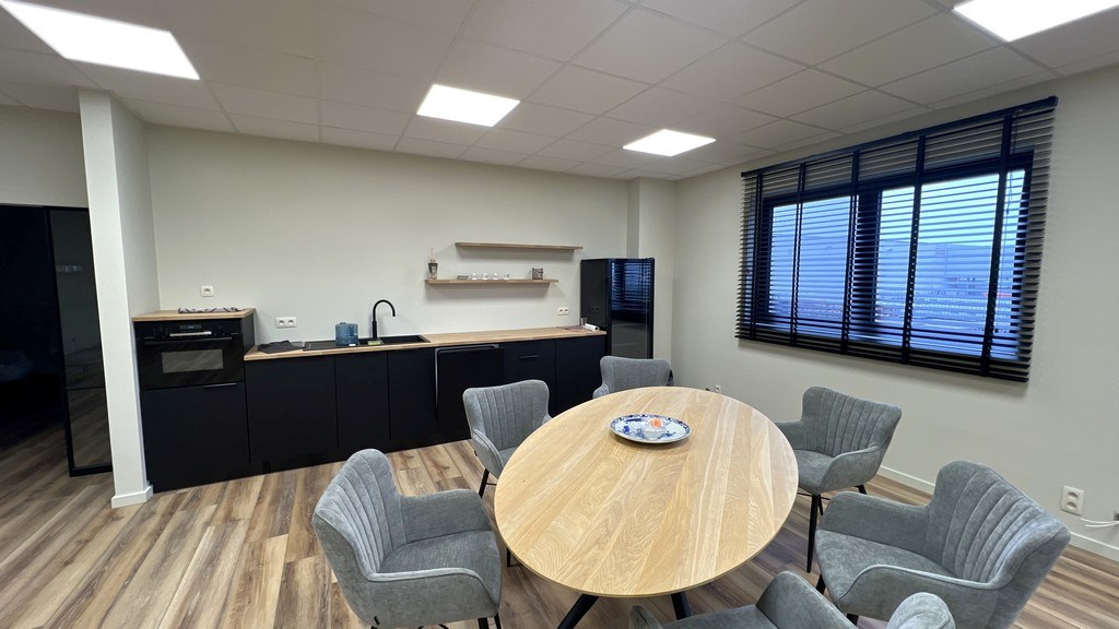 Loods met kantoor te huur in Europark-Noord te Sint-Niklaas