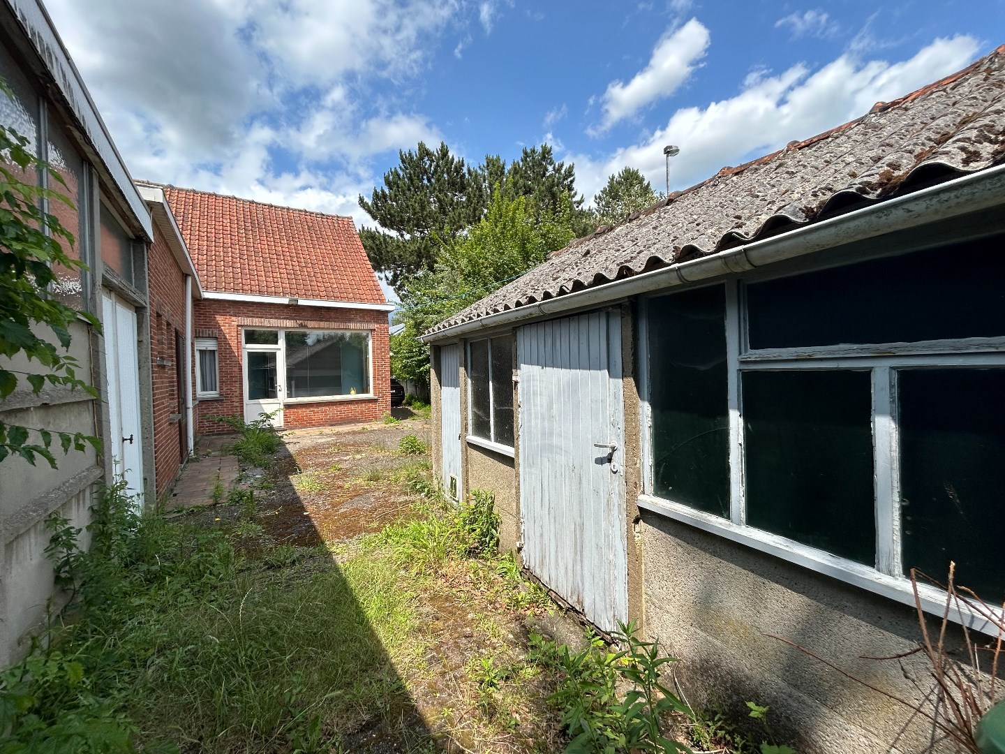 Te renoveren woning met loods/werkplaats in Geel 