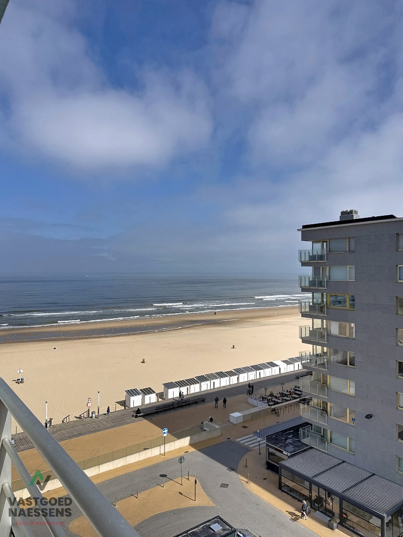 Nouvel appartement rénové d'une chambre avec vue latérale sur la mer. 