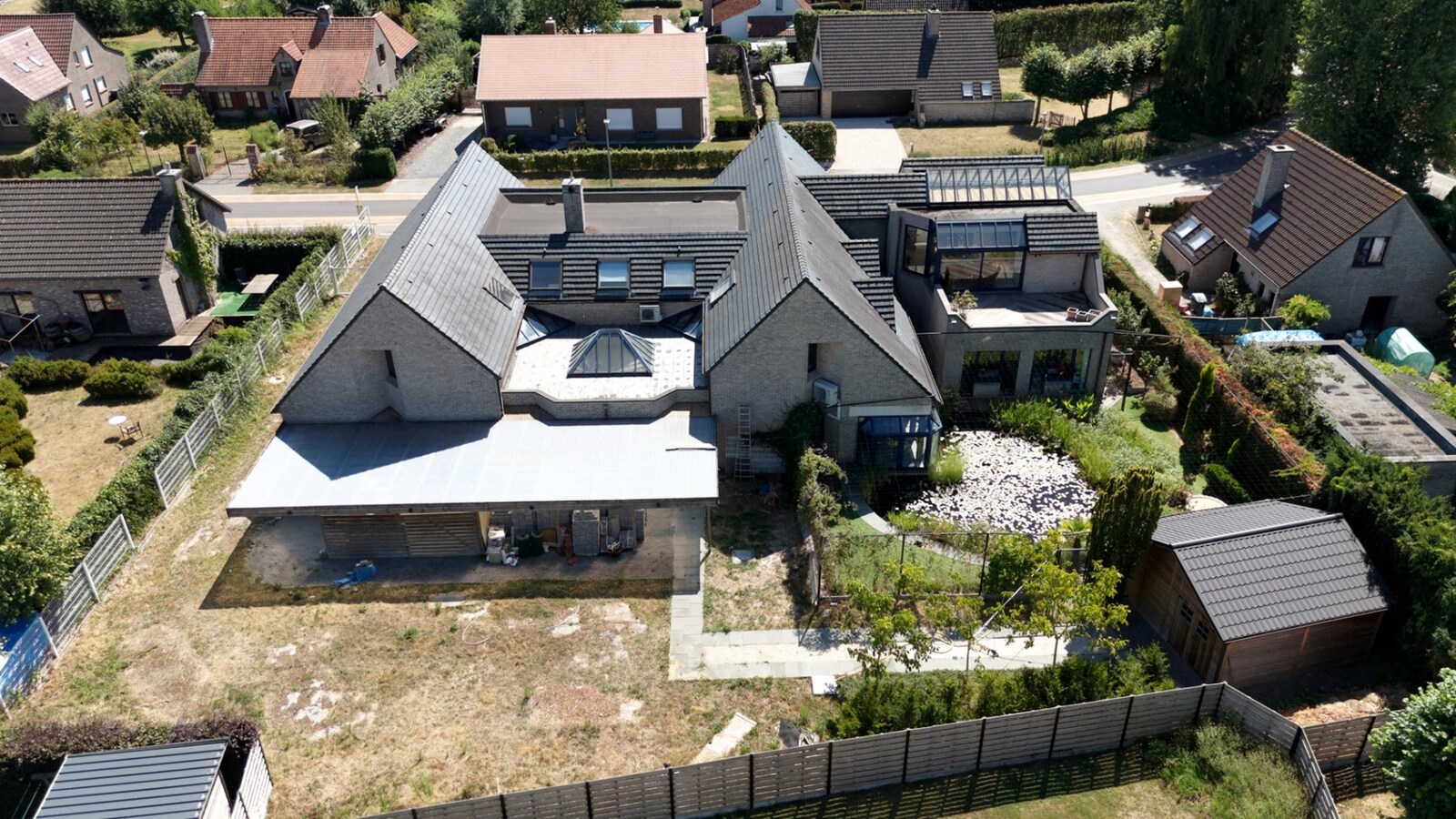 Ruim handelspand met penthouse in villastijl 