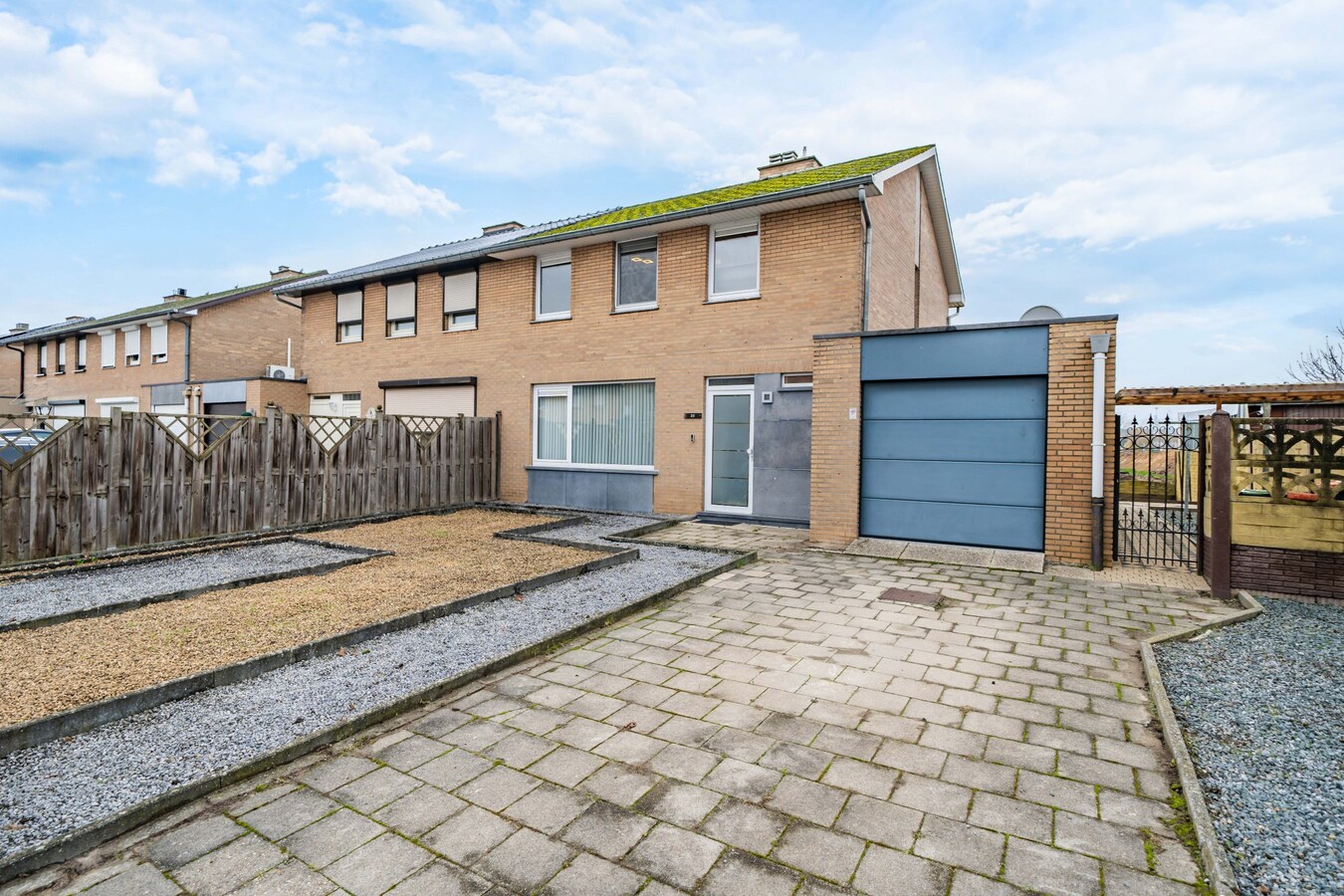 Woning met 3 (4) kamers, terras, tuintje, garage. 