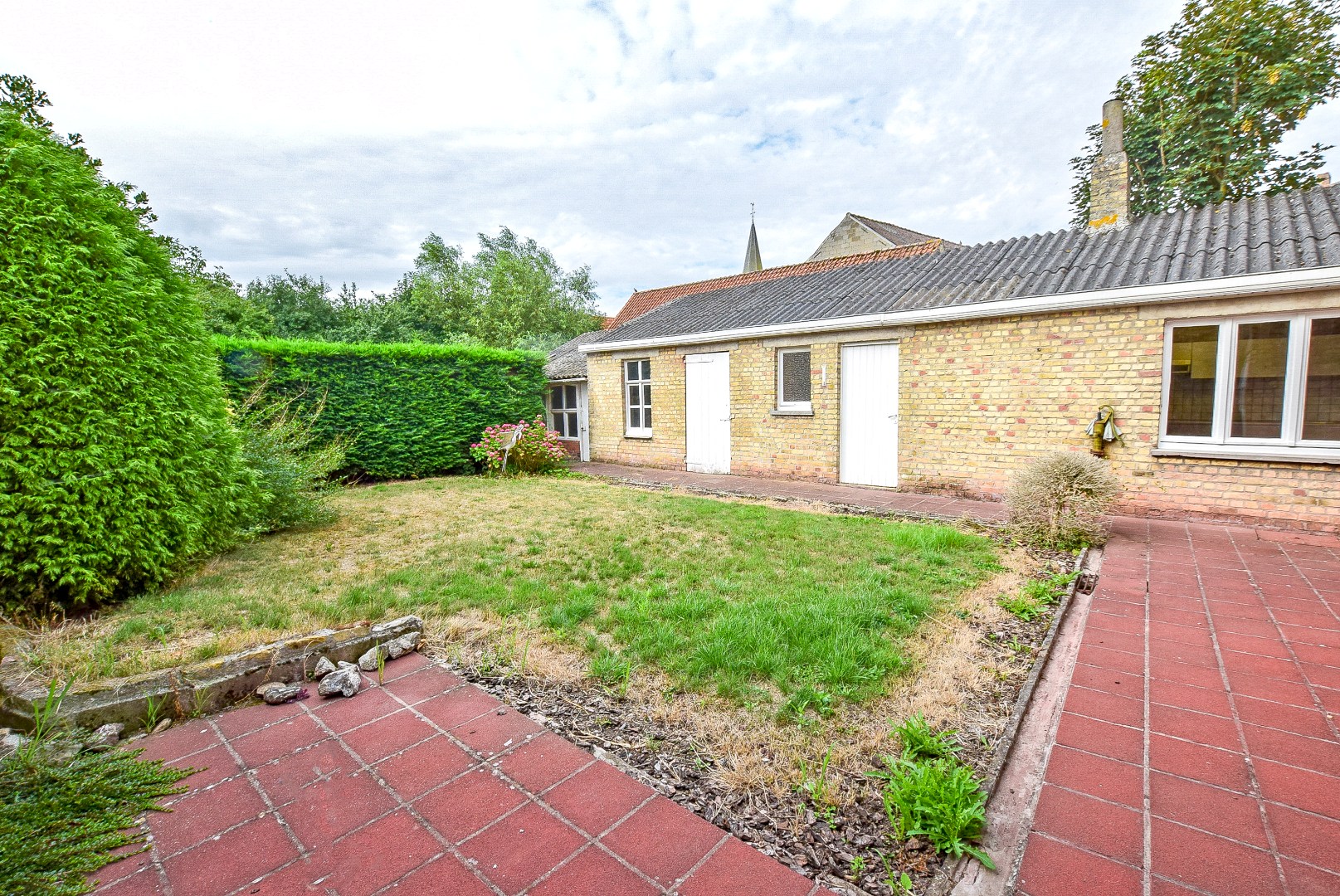 Zeer ruime te renoveren woning met statige gevel op 445 m² met zuid-west georiënteerde tuin. 