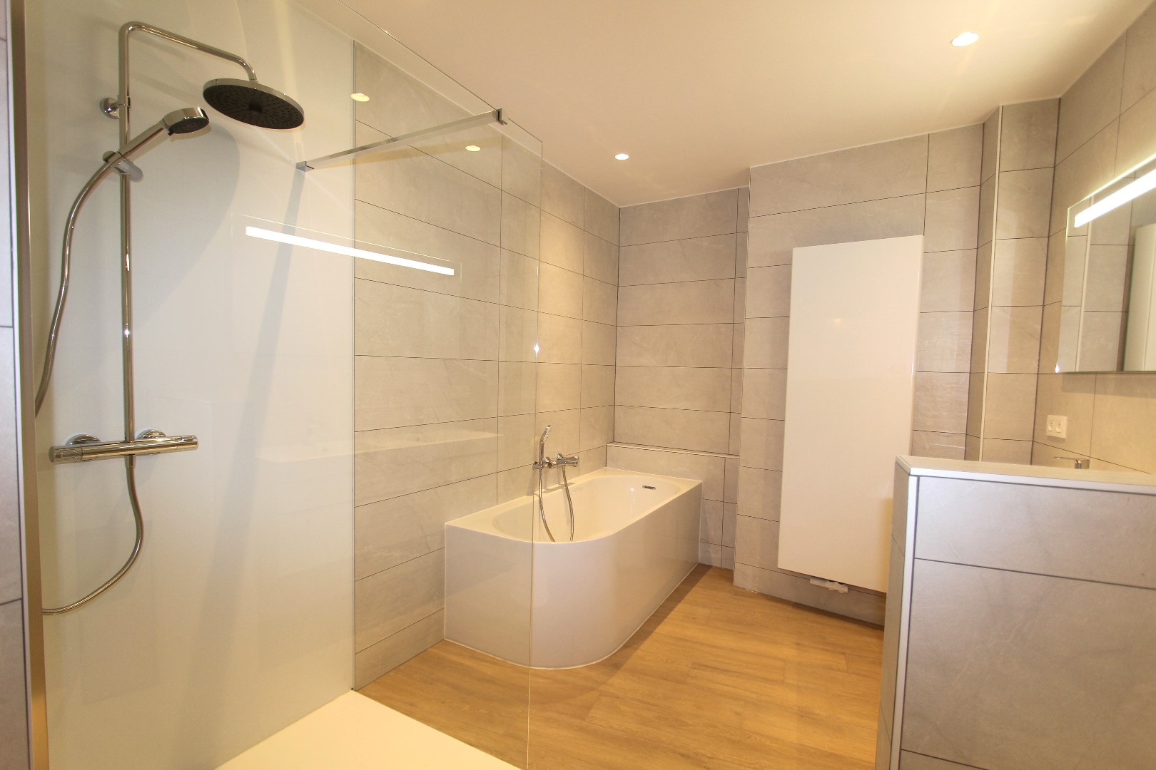 RIANT APPARTEMENT MET 3 SLAAPKAMERS EN GROOT TERRAS 