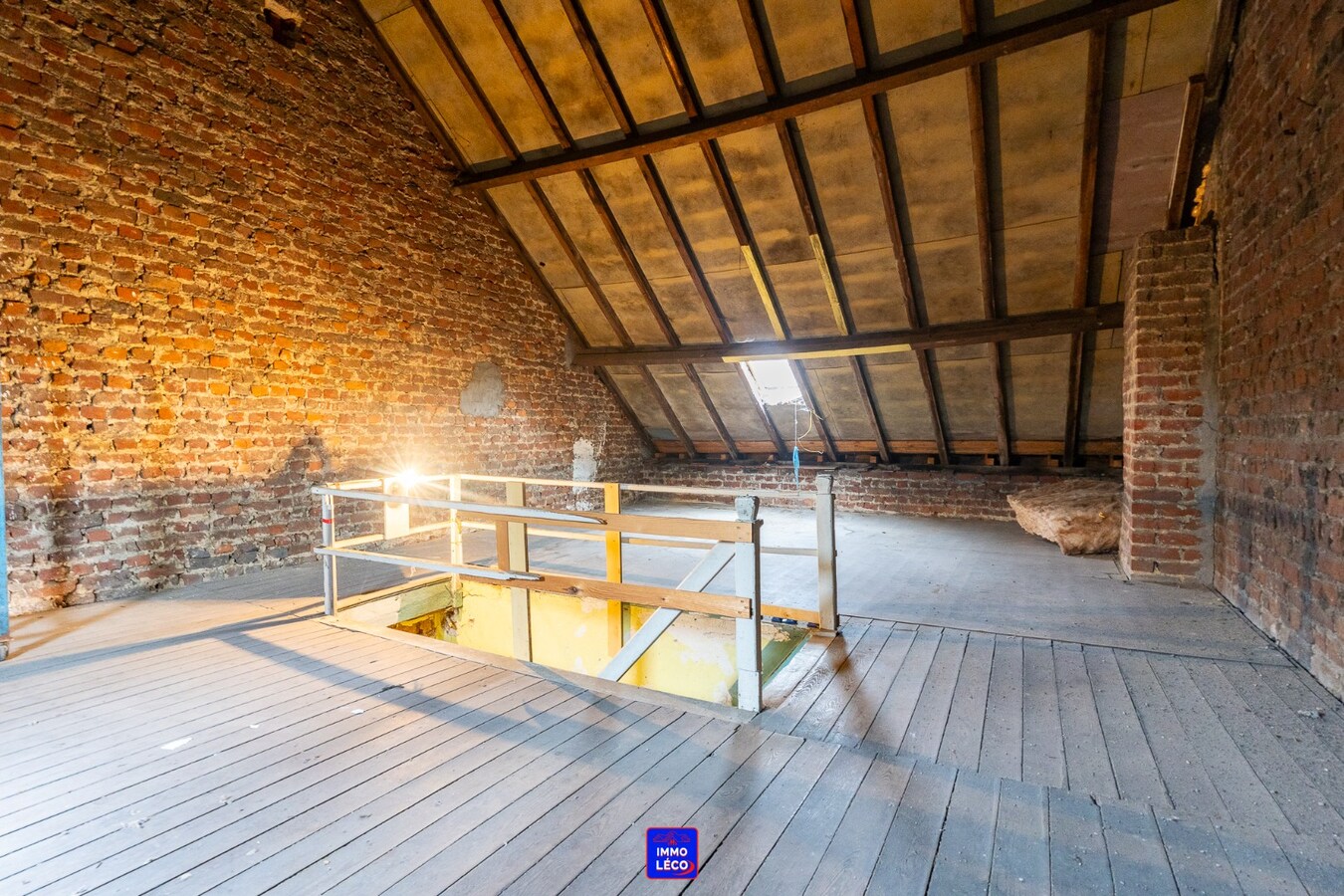 Maison d'habitation avec commerce, jardin, garage, EXCELLENT POTENTIEL !! 