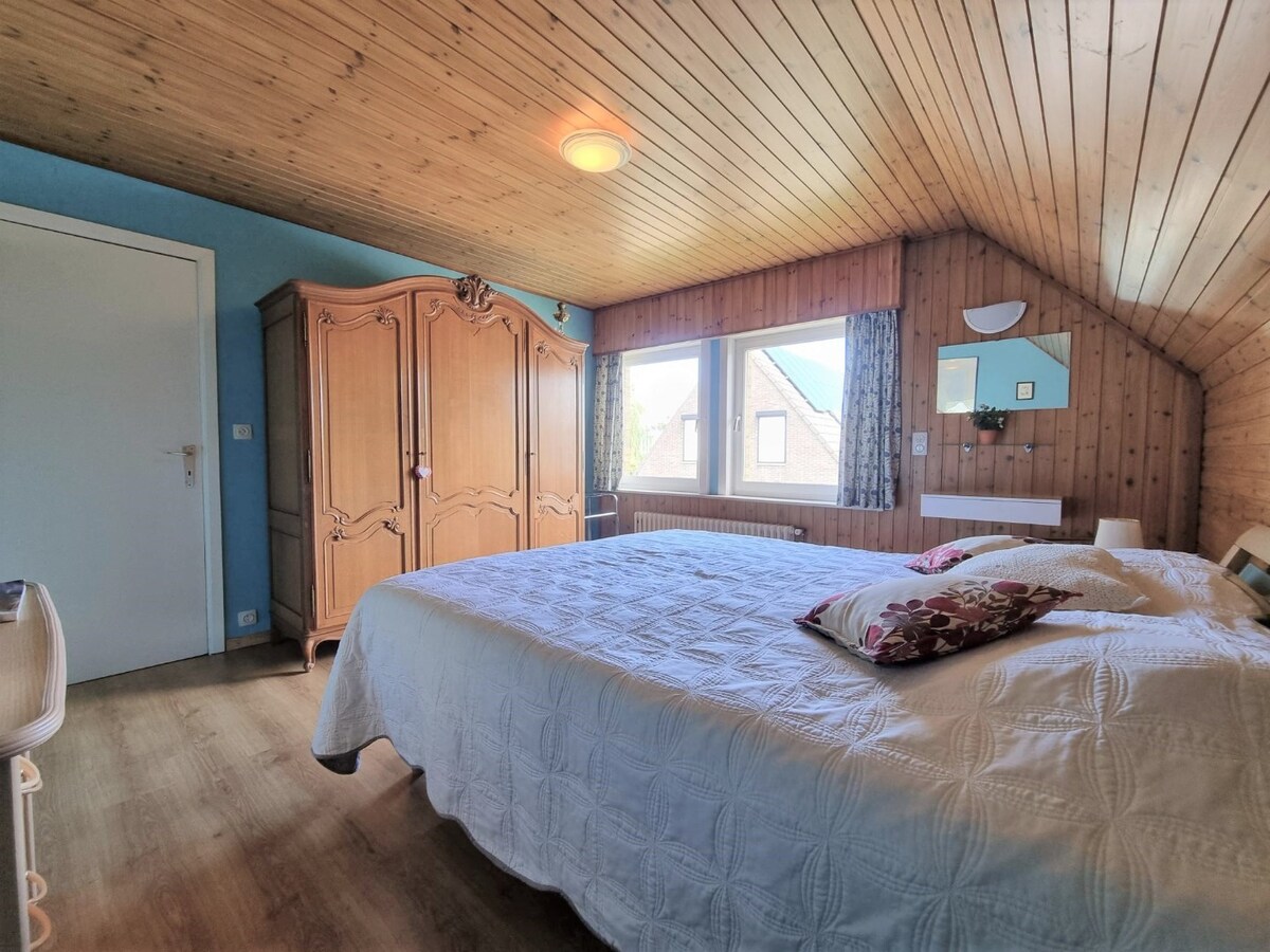 Ruime woning gelegen in een zeer rustige, residentiële woonwijk te Knokke-Heist 