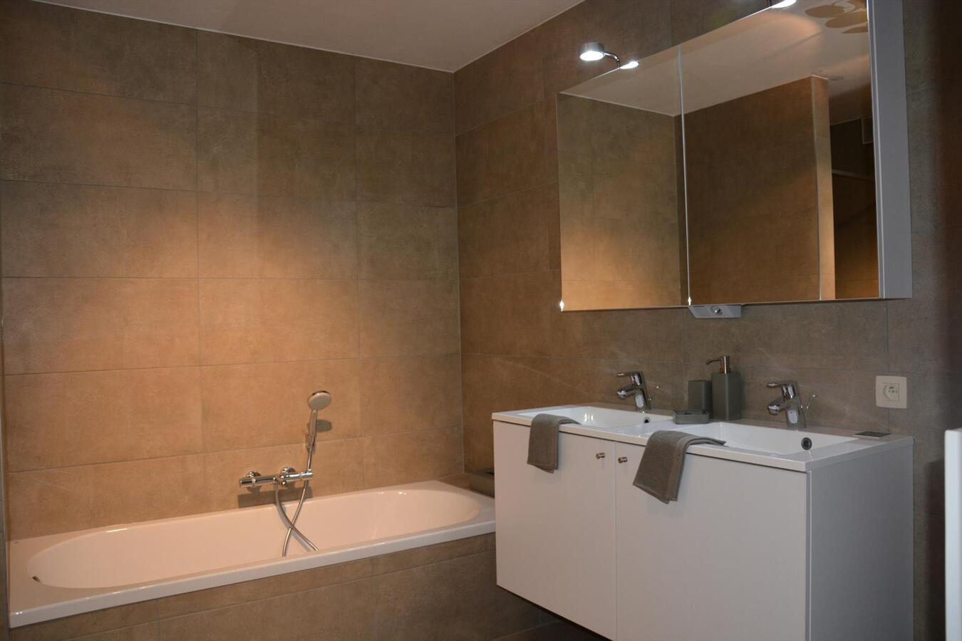 Nieuwbouwproject met zicht op water 