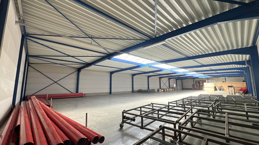 Bedrijfsgebouw met woning te koop vlakbij N60 in Gavere