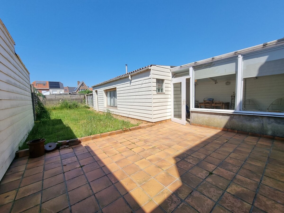 Halfopen woning met oprit, garage en grote tuin te Oudenburg 