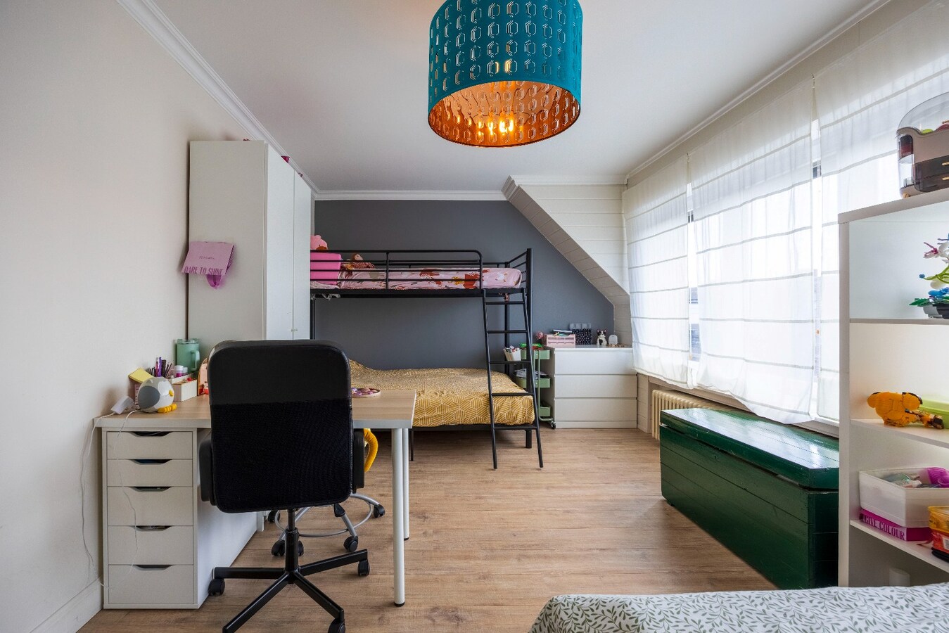 Instapklare bel-etagewoning met garage, zonnepanelen en aangename buitenruimte in het centrum van Heist. 