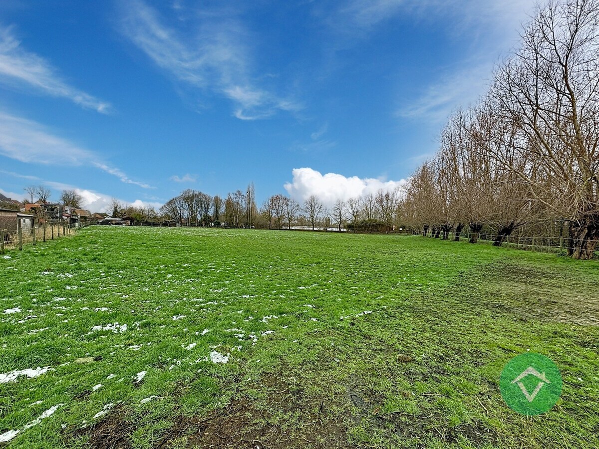 Alleenstaande woning met naastliggend stuk bouwgrond en weide te Eernegem 