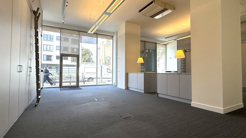 Commercieel gelijkvloers kantoor te koop nabij Singel te Berchem