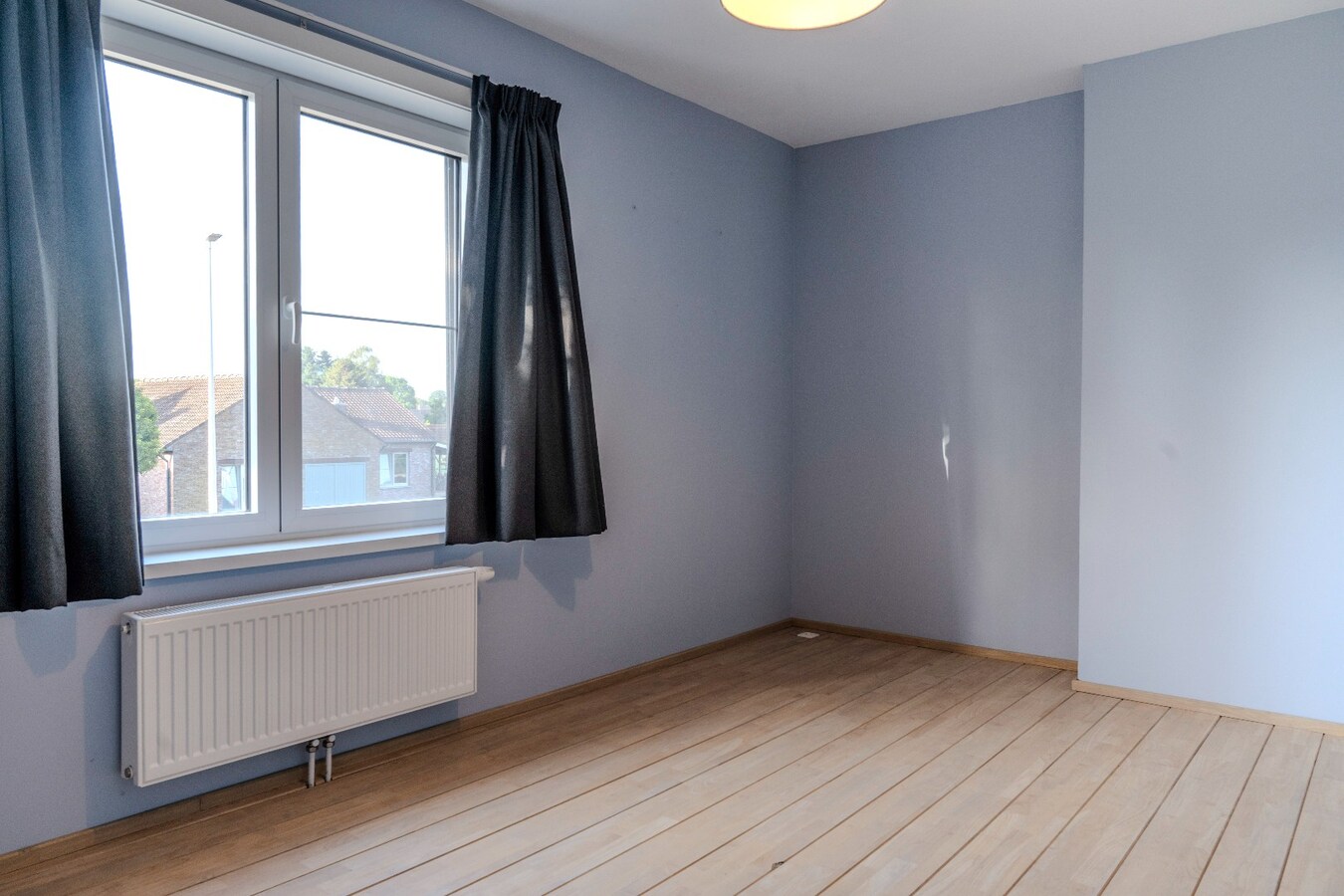 Ruim huis met vergunde stal 