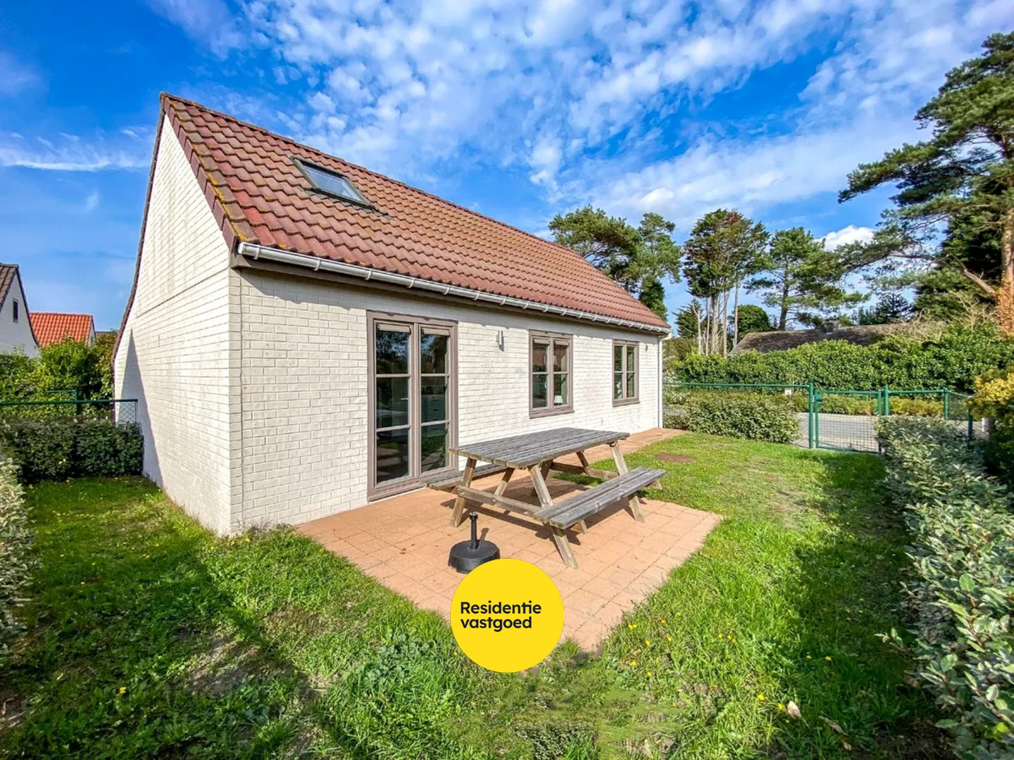 Prachtig onderhouden vakantiewoning (type vissershuis) met 3 slaapkamers en privé-parkeerplaats te Oostduinkerke. 
