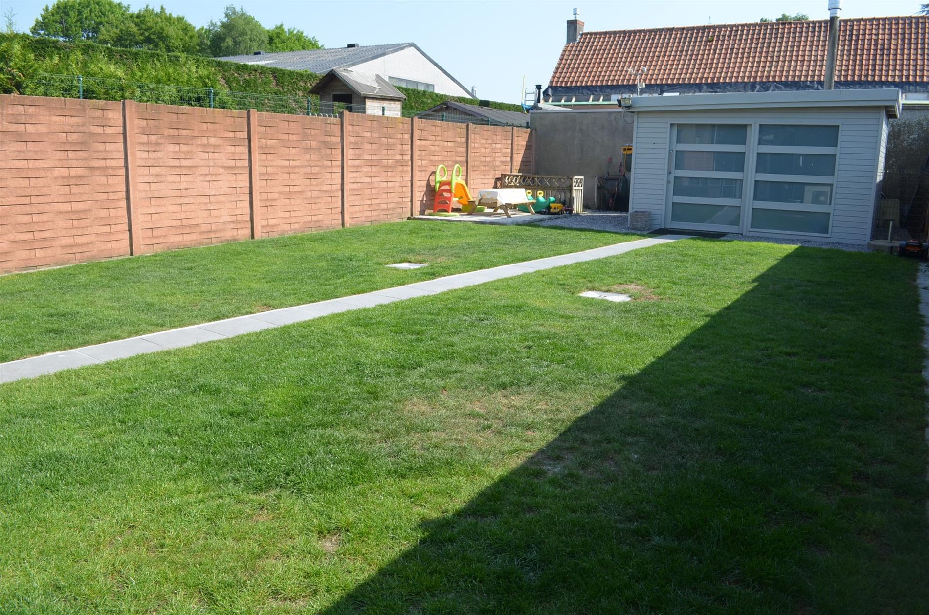 Recente energiezuinige woning met  3 slpks, garage en zuidelijk georiënteerde tuin te Maldegem 