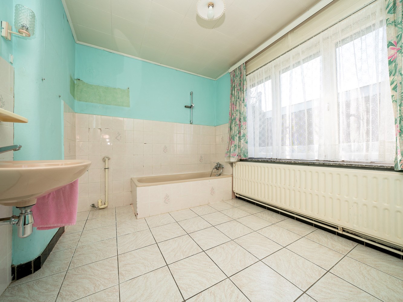 Knappe te renoveren gezinswoning met veel potentieel 