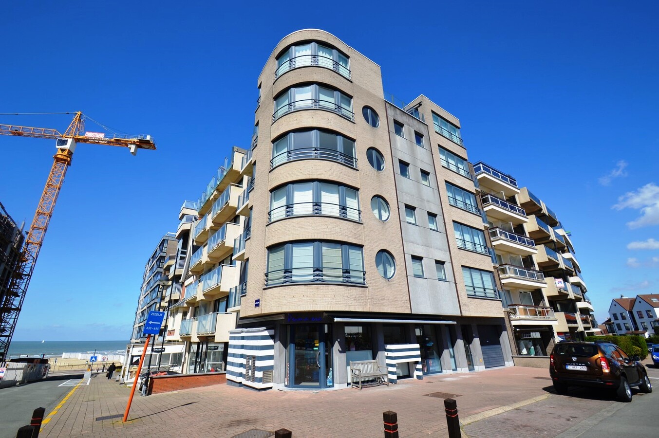 Handelspand vlakbij het strand en zeilclub - Duinbergen 