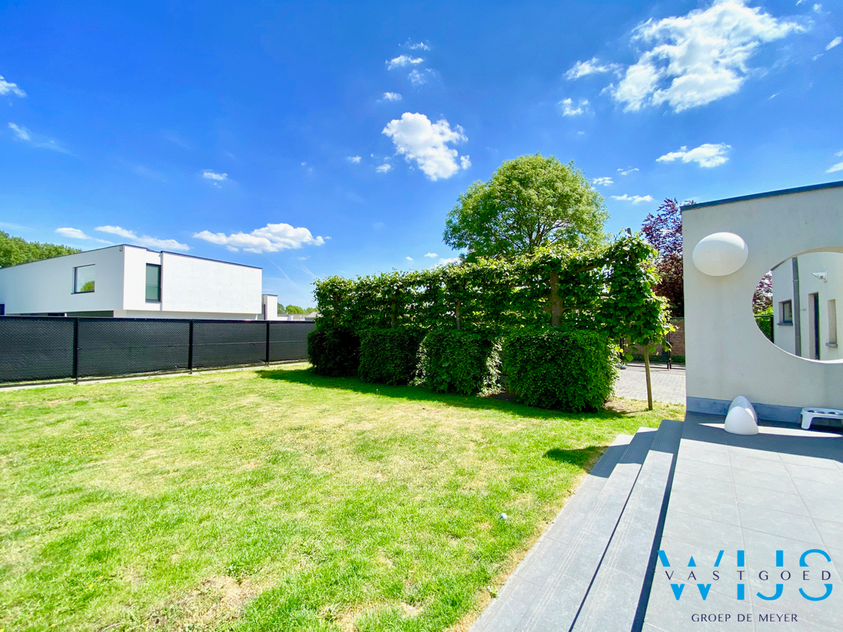 Karaktervol woonhuis met 5 slaapkamers &amp; prachtige tuin te CENTRUM Assenede ! 