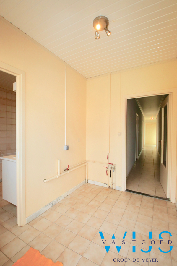 Ruime bungalow met bijgebouw op een ideale locatie in Assenede ! 