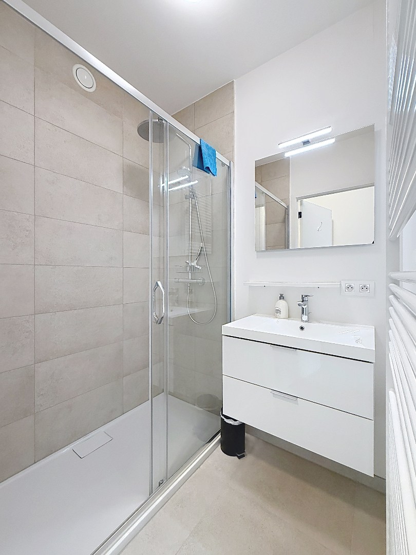 Voici la traduction en français : Appartement spacieux prêt à emménager - grande terrasse ensoleillée. 